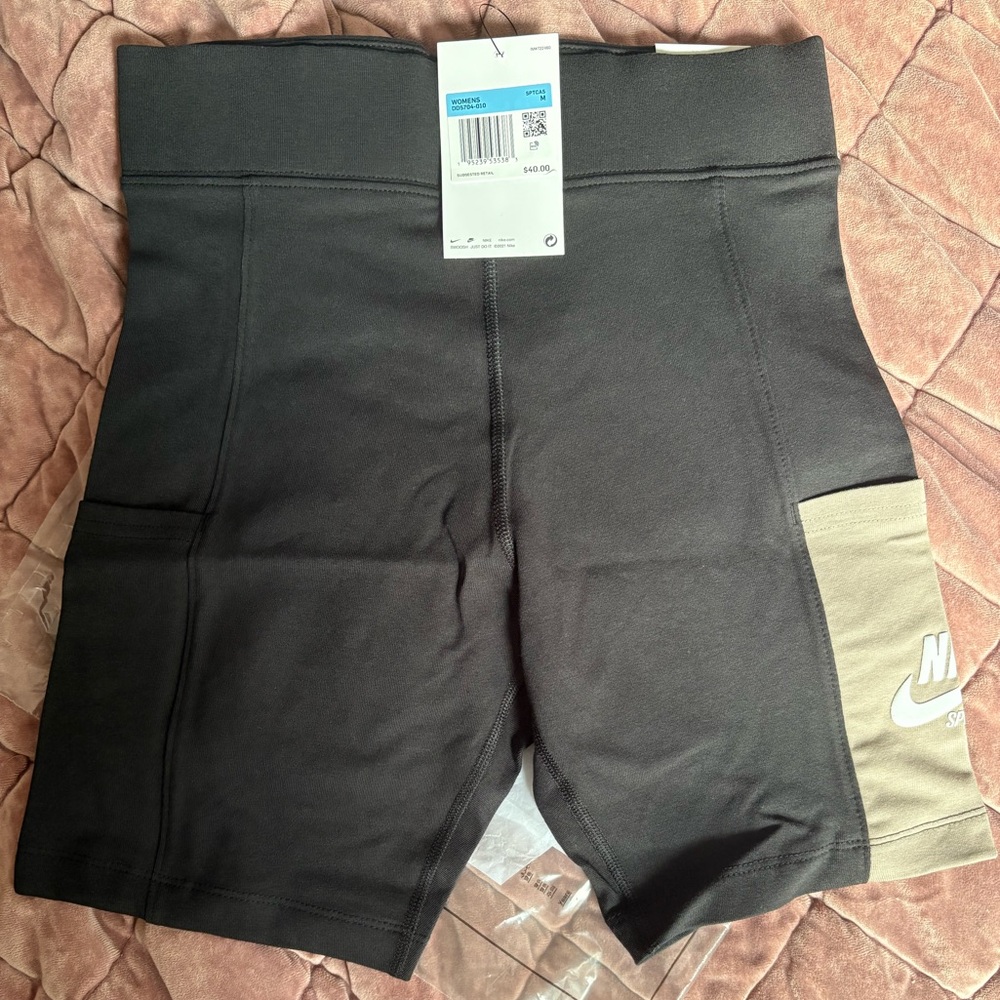 NWT Nike Women's Black and Grey Bike Shorts With Side Pockets